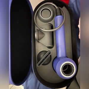 Blower nuevo se compró pero no sé usarlo es original marca Dyson color violetas